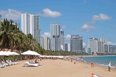 Bãi biển dọc đường Trần Phú (thành phố Nha Trang) rất đông du khách trưa 27/2. (Ảnh: Nguyễn Dũng/TTXVN)