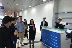 Giám đốc Sở Y tế Hải Phòng Phạm Thu Xanh kiểm tra công tác phòng chống dịch bệnh viêm đường hô hấp do chủng mới của virus Corona tại Cảng Hàng không quốc tế Cát Bi. (Ảnh: TTXVN phát)