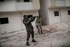 Lực lượng Chính phủ đoàn kết dân tộc Libya (GNA) trong cuộc giao tranh với Lực lượng Quân đội Quốc gia Libya (LNA) tại Salah Al-Din, Tripoli, Libya, ngày 13/2/2020. (Ảnh: THX/ TTXVN)