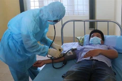 Khám cho bệnh nhân nghi nhiễm COVID-19. (Ảnh minh họa: Tuấn Anh/TTXVN)