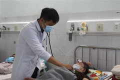 Bệnh nhân lớn tuổi, có bệnh nền đang được điều trị tại Khoa Nội tổng hợp Bệnh viện Đa khoa tỉnh Vĩnh Long sau khi đã khỏi COVID-19. (Ảnh: Lê Thúy Hằng/TTXVN)