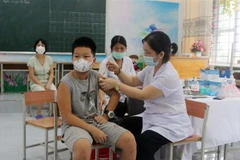 Tiêm vaccine phòng COVID-19 cho trẻ từ 5 đến dưới 12 tuổi tại trường tiểu học Lương Khánh Thiện, thành phố Phủ Lý, Hà Nam. (Ảnh: Nguyễn Chinh/TTXVN)