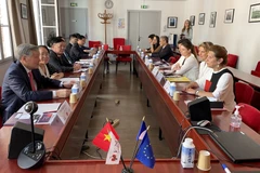 Đoàn đại biểu Tòa án Nhân dân Tối cao trao đổi kinh nghiệm với Trường đào tạo thẩm phán quốc gia Pháp. (Ảnh: Nguyễn Thu Hà/TTXVN)