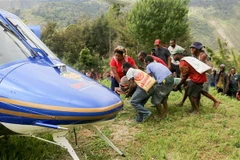 Chuyển người bị thương tới bệnh viện ở Lae sau trận động đất có độ lớn 7,6 tại khu vực ven biển Papua New Guinea ngày 11/9. (Ảnh: AFP/TTXVN)