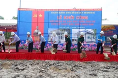 Nghi thức khởi công xây dựng 80 căn nhà điểm dân cư liền kề chốt dân quân biên giới. (Ảnh: Thanh Bình/TTXVN)