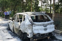 Hiện trường vụ cháy xe làm một người tử vong. (Ảnh: TTXVN phát)