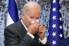Tổng thống Mỹ Joe Biden có dấu hiệu bị sổ mũi trong chuyến thăm Israel ngày 14/7. (Ảnh: AFP/TTXVN)