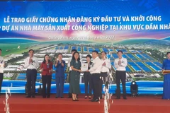 Lễ trao giấy chứng nhận đăng ký đầu tư và khởi công Tổ hợp dự án nhà máy, nhà xưởng cao cấp tại khu vực Đầm Nhà Mạc. (Nguồn: Nongnghiep.vn)