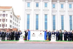 Chủ tịch nước Nguyễn Xuân Phúc và Tổng Bí thư, Chủ tịch nước Thongloun Sisoulith thực hiện nghi thức bàn giao và khánh thành tòa nhà Quốc hội Lào - quà tặng của Đảng, Nhà nước và nhân dân Việt Nam dành cho Đảng, Nhà nước và nhân dân Lào (Vientiane, 10/8/2