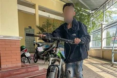 Bé T. tại trụ sở Công an xã Trường Long, huyện Phong Điền, thành phố Cần Thơ. (Ảnh: TTXVN phát)