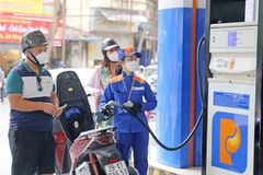 Một cây xăng trên phố Trần Hưng Đạo (Hà Nội). (Ảnh: TTXVN)