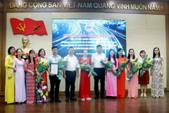 Ban Tổ chức trao giải cho các thí sinh. (Ảnh: Hoàng Ngọc/TTXVN)