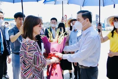 Ông Bùi Văn Khắng, Phó Chủ tịch UBND tỉnh Quảng Ninh tặng hoa, chào mừng Tổng thống Hy Lạp Katerina Sakellaropoulou cùng Đoàn đại biểu cấp cao Hy Lạp đến tham quan vịnh Hạ Long. (Nguồn: Báo Quảng Ninh)