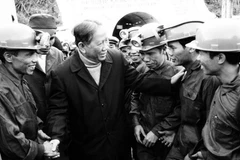 Tổng Bí thư Lê Duẩn nói chuyện với công nhân nhà máy tuyển than Cửa Ông, Quảng Ninh (1980). (Ảnh: Văn Bảo/TTXVN)