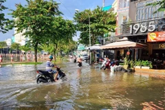 Tuyến đường ven hồ Xáng Thổi, quận Ninh Kiều, bị ngập do triều cường dâng cao sáng 13/9. (Ảnh: Thanh Liêm/TTXVN)