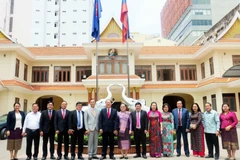 Đoàn đại biểu Thành phố Hồ Chí Minh chúc mừng Tổng lãnh sự Lào tại Thành phố Hồ Chí Minh nhân dịp Tết cổ truyền Bunpimay của dân tộc Lào hồi tháng 4/2022. (Ảnh: TTXVN phát)