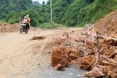 Nhiều điểm sạt lở xuất hiện trên tỉnh lộ 156B gây nguy hiểm cho người tham gia giao thông. (Ảnh: Quốc Khánh/TTXVN)