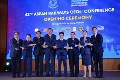 Các Tổng Giám đốc đường sắt 8 nước ASEAN thể hiện sự đoàn kết. (Ảnh: Văn Dũng/TTXVN)