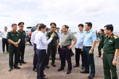 Thủ tướng Phạm Minh Chính kiểm tra, khảo sát dự án nhà ga T3 Cảng hàng không quốc tế Tân Sơn Nhất. (Ảnh: Dương Giang/TTXVN)