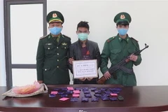 Đối tượng Lù A Thái bị bộ đội biên phòng Thanh Hóa bắt giữ cùng tang vật. (Ảnh: TTXVN phát)