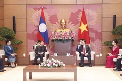 Chủ tịch Quốc hội Vương Đình Huệ và Phu nhân tiếp Chủ tịch Quốc hội Lào Xaysomphone Phomvihane và Phu nhân hồi tháng 12/2021. (Ảnh: Doãn Tấn/TTXVN)