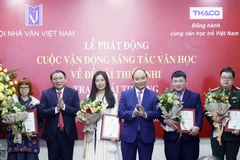 Chủ tịch nước Nguyễn Xuân Phúc trao giải thưởng cho các tác giả trẻ. (Ảnh: Thống Nhất/TTXVN)