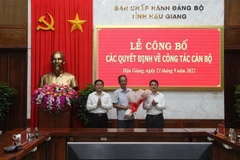 Ông Châu Minh Tiến nhận quyết định về công tác cán bộ. (Ảnh: Hồng Thái/TTXVN)