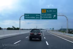 Phương tiện lưu thông trên tuyến đường cao tốc Hà Nội-Hải Phòng. (Ảnh: Việt Hùng/Vietnam+)