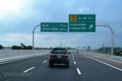 Phương tiện lưu thông trên tuyến đường cao tốc Hà Nội-Hải Phòng. (Ảnh: Việt Hùng/Vietnam+)