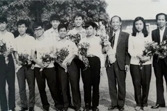 Nhà giáo Lê Hải Châu (thứ 3 từ phải sang) dẫn đoàn tham dự IMO 1976