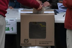 Cử tri bỏ phiếu tại một địa điểm bầu cử ở Bogota, Colombia, ngày 19/6. (Ảnh: AFP/TTXVN)