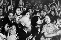 Nhân kỷ niệm Ngày Quốc tế Thiếu nhi 1/6, tối 31/5/1969, tại Phủ Chủ tịch, Chủ tịch Hồ Chí Minh cùng thiếu nhi Thủ đô xem biểu diễn văn nghệ chào mừng Bác. (Nguồn: TTXVN)