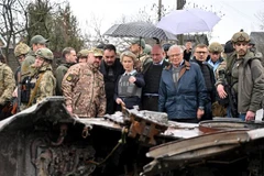 Chủ tịch Ủy ban châu Âu (EC) Ursula von der Leyen (giữa) và Đại diện cấp cao về chính sách an ninh và đối ngoại của EU Josep Borrell thăm thị trấn Bucha, phía tây bắc thủ đô Kiev, Ukraine, ngày 8/4/2022. (Ảnh: AFP/TTXVN)