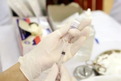 Tiêm vaccine phòng COVID-19 cho người dân. (Ảnh: Hoàng Hùng/TTXVN)