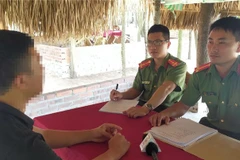 Một nạn nhân (áo đen, bên trái) bị lừa đảo bán sang Campuchia với lời hứa 'việc nhẹ, lương cao.' (Ảnh minh họa. Nguồn: Bộ Công an)