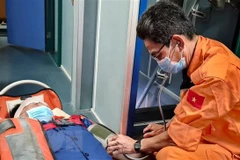 Chăm sóc y tế cho ngư dân gặp nạn. (Ảnh minh họa: TTXVN phát)
