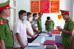 Cơ quan Cảnh sát điều tra Công an tỉnh Quảng Nam đọc quyết định khởi tố 3 bị can. (Nguồn: Thanh Niên)