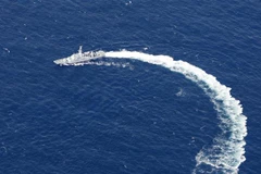 Tàu tuần tra của Lực lượng bảo vệ bờ biển Nhật Bản tham gia tìm kiếm nạn nhân mất tích sau vụ chìm tàu du lịch Kazu I ở ngoài khơi bờ biển Hokkaido ngày 24/4. (Ảnh: Kyodo/TTXVN)