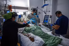 Nhân viên y tế điều trị cho bệnh nhân COVID-19 tại trung tâm y tế ở Tarzana, California, Mỹ. (Ảnh: AFP/TTXVN)