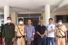 Trạm Cảnh sát giao thông thị xã Trảng Bàng tổ chức bàn giao 2 đối tượng trộm ôtô cho Công an thành phố Tây Ninh. (Ảnh: Thanh Tân/TTXVN)