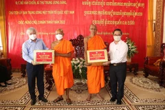 Ông Đỗ Văn Chiến, Bí thư Trung ương Đảng, Chủ tịch Ủy ban Trung ương Mặt trận Tổ quốc Việt Nam và Chủ tịch Ủy ban Nhân dân thành phố Cần Thơ Trần Việt Trường tặng quà tết cho các đại biểu. (Ảnh: Ngọc Thiện/TTXVN)