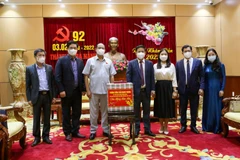 Phó Chủ tịch Quốc hội Trần Quang Phương (thứ 3 từ trái sang) tặng quà chúc Tết lãnh đạo Thành ủy Đà Nẵng. (Ảnh: Trần Lê Lâm/TTXVN)