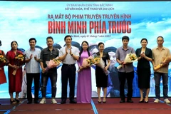 Lãnh đạo tỉnh Bắc Ninh tặng hoa cho Đoàn làm phim 'Bình minh phía trước.' (Ảnh: Đinh Văn Nhiều/TTXVN)