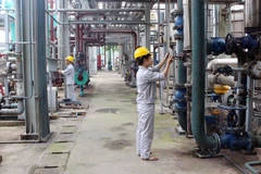 Vận hành dây chuyền điện phân sản xuất xút tại Công ty Cổ phần Hóa chất Việt Trì. (Nguồn: Tietkiemnangluong.com.vn)