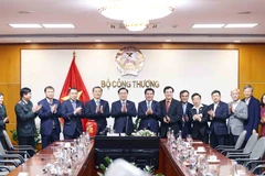 Chủ tịch Quốc hội Vương Đình Huệ với lãnh đạo Bộ Công Thương. (Ảnh: Doãn Tấn/TTXVN)