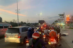 Ùn tắc giao thông tại khu vực cầu Rạch Miễu. (Ảnh: Chương Đài/TTXVN)