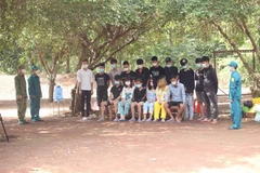 Những người xuất cảnh trái phép sang Campuchia bị tạm giữ tại chốt biên phòng. (Ảnh: TTXVN phát)