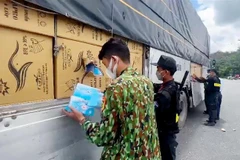 Một vụ phát hiện, thu giữ khẩu trang y tế không rõ nguồn gốc. (Nguồn: TTXVN)