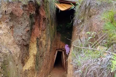 Một trong 5 căn hầm được các đối tượng đào vào lòng núi để khai thác quặng thiếc trái phép. (Ảnh TTXVN phát)