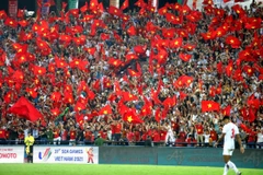Cổ động viên Việt Nam trên sân Việt Trì. (Ảnh: Trung Kiên/TTXVN)